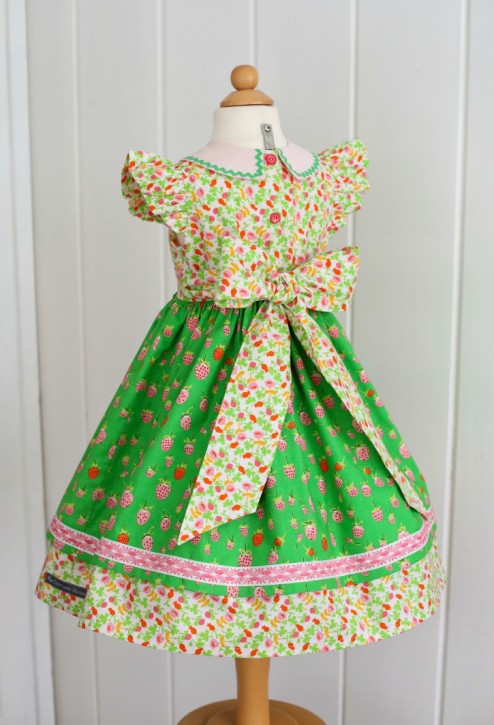 Georgia Vintage Dress. Pattern from The Cottage Mama. www.thecottagemama.com. Tying the Perfect Bow on your little girls' dress!