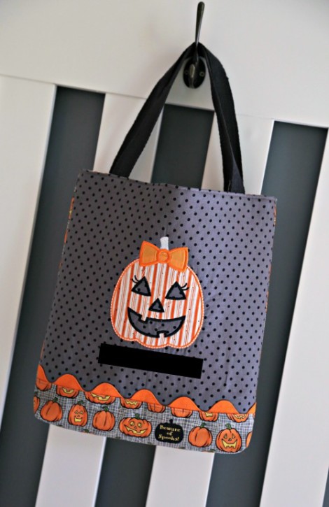 Halloween Trick or Treat Bag Pattern by Lindsay Wilkes from The Cottage Mama. www.thecottagemama.com