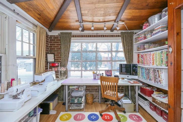 The Cottage Mama Sewing Studio. Check out this sewing space! www.thecottagemama.com