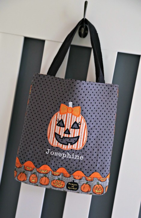 Free Halloween Trick-or-Treat Bag Tutorial from The Cottage Mama. www.thecottagemama.com